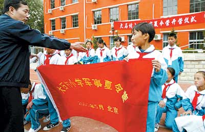 感动中国支教老师带山村学生逛北京(图)