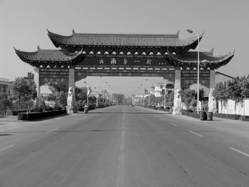 大营街建起迎宾门(图)
