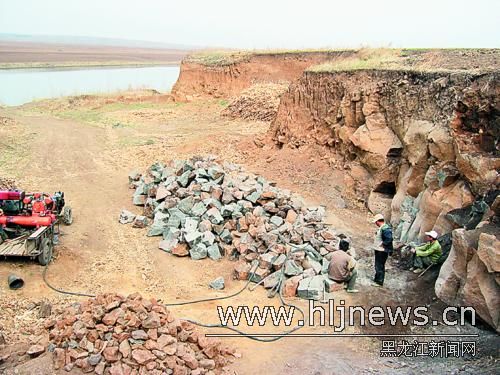 为挖玄武石耕地遭破坏(组图)