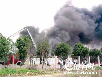 广州白云区玩具厂起火 附近学校千人紧急疏散