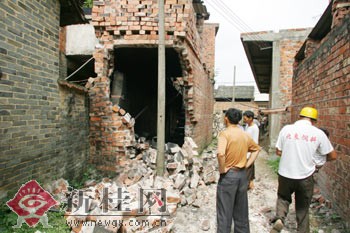 南宁发生煤气罐爆炸事件 导致楼房随时坍塌(图