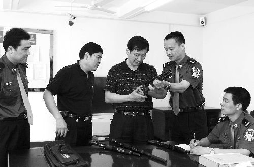 市公安局副局长桑宝庆(右二)在庐阳公安分局责任区刑警二队察看该队