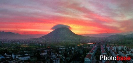 组图:浙江横店八面山出现火烧云奇景