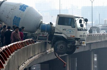 组图:昆明立交桥上发生车祸 货车半悬高空