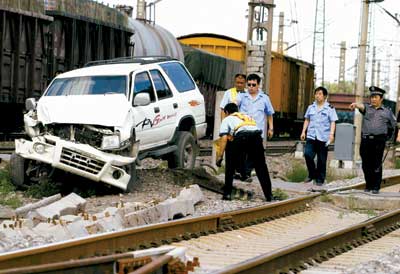 汽车撞火车 交通中断2小时,未造成人员伤亡(组图