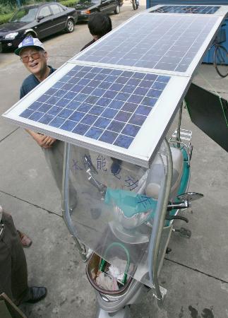 图文:(2)杭州老人自制太阳能电动自行车