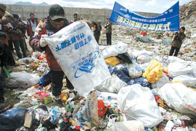 清理200多袋垃圾 信报记者登珠峰做清洁工(组