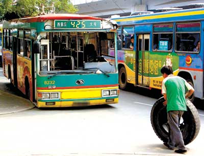大公共并线撞桥墩 车顶掉下铁零件砸中旁边的公交车(图)