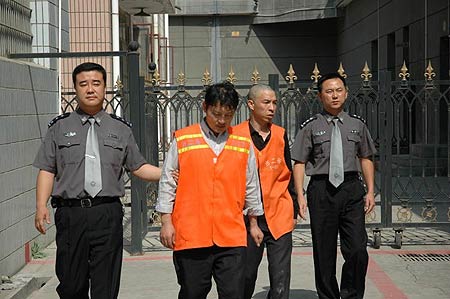 两骗子被民警带出看守所