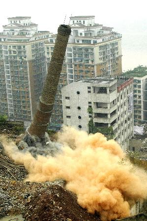 图文:重庆污染企业烟囱成功爆破拆除(2)