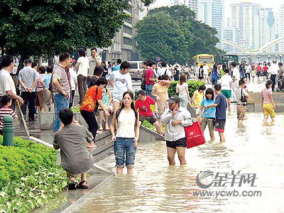 水浸街当心浸出皮肤病 广州连日暴雨疾病多发