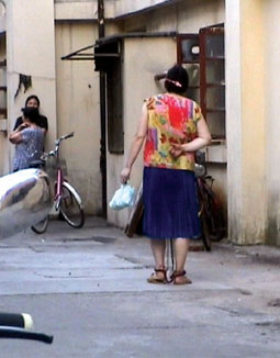 一女子戴着脚镣上街买菜(图)