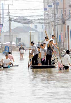 台风造成84条马路严重积水 上海地铁局部