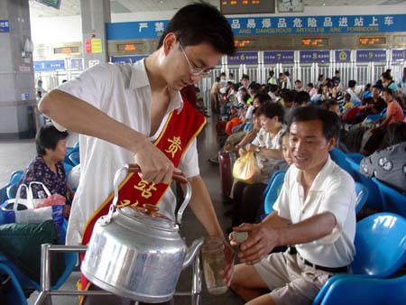 贵州贫困大学生暑期在火车站送水勤工俭学(组图)