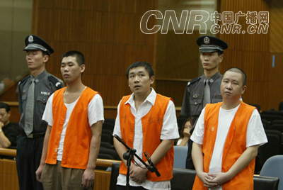 北京西客站冒充警察铐手铐抢劫 三名嫌犯被审(组图)