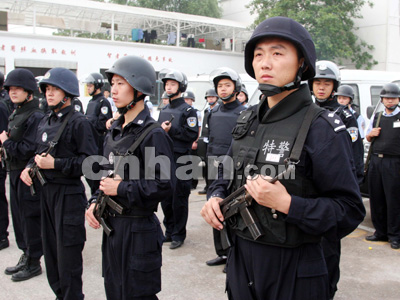 200余特警跟车确保节日运钞安全(图)