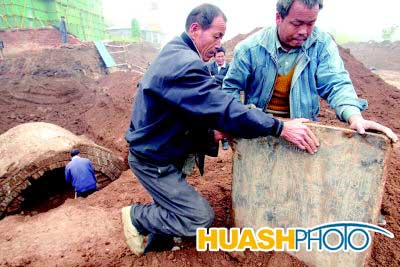 的墓志铭搬上地面本报记者 赵航 摄本报讯(记者 李彪)生前曾异地为官