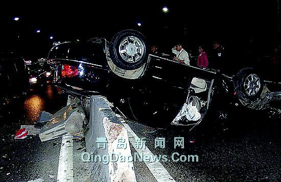 大别克黑夜"骑上"隔离墩 车祸吓醒酒后驾驶员