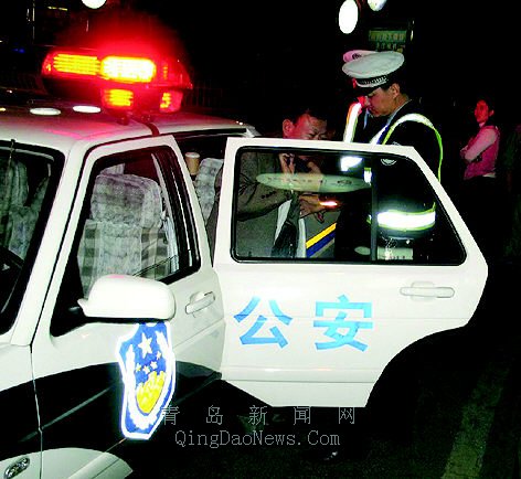 肇事司机被交警带上警车.