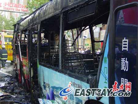 上海繁华商业街公交车发生自燃焚毁(图)