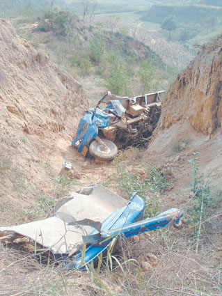 农用三轮车坠下悬崖致13人死亡