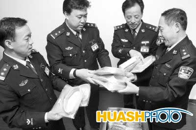 与原警服相比,新警服新增了高腰带,对讲机挂带等,为方便洗涤,警牌