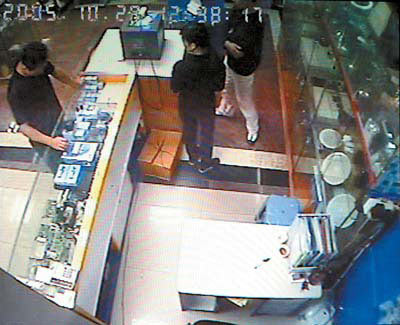 两贼合谋偷手机被摄像头全程录下(组图)