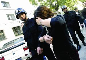 法警早晨强制执行催交物业费 业主穿秋衣上公堂