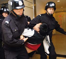 法警早晨强制执行催交物业费业主穿秋衣上公堂