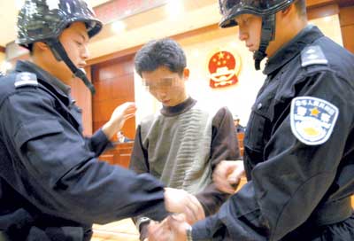 法警早晨强制执行催交物业费业主穿秋衣上公堂