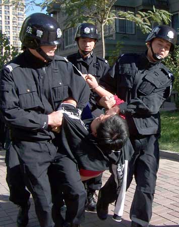 看见这条新闻怒了:法警早晨强制执行催交物业费 业主公堂上被吓瘫