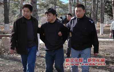 刑警大队接到报案:南湖广场小树林里有一具男尸——死者仰面躺在地上