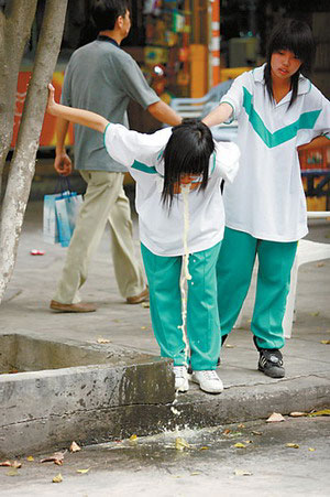 广州中学生街头扎堆饮酒女孩当场大醉狂吐(图)