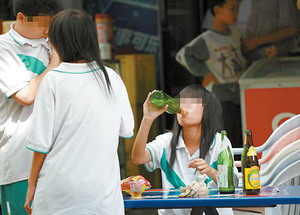广州中学生街头扎堆饮酒女孩当场大醉狂吐(图)
