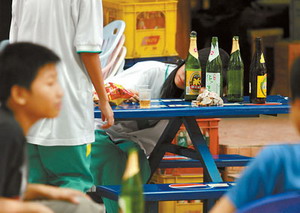 广州中学生街头扎堆饮酒女孩当场大醉狂吐(图)