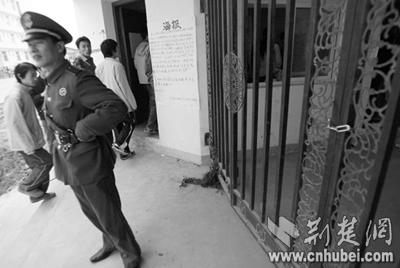 武汉工交职业学院宿舍被农民工封门讨工钱
