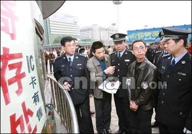 王文平 牛振江 实习生李丹 秦海    行李寄存处惊现女尸   1999年4月