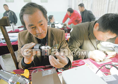 武汉第一个残疾人手机维修技能培训班(图)