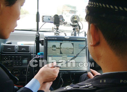 武汉市公安交管局在巡逻车上安装智能系统(图