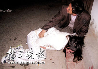 深夜,女生酒醉街头喊v女生12茶话会姑娘图片
