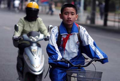 福州规定学生统穿单薄校服 孩子在风中颤抖(图)