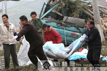 马山发生特大道路交通事故 7人死亡17人受伤(图)