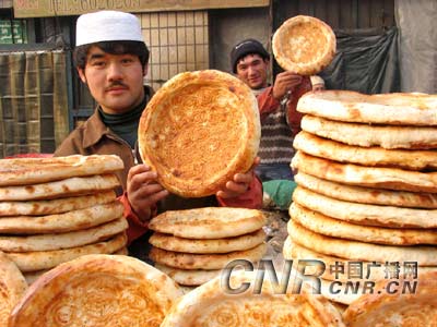 新疆焉耆烤馕王年收入达8万元(组图)