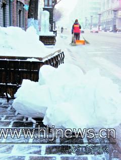 一些游人缺少公德意识 冰雪艺术惨遭厄运