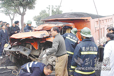 鄂州发生重大交通事故 货车相撞一死两伤(图)