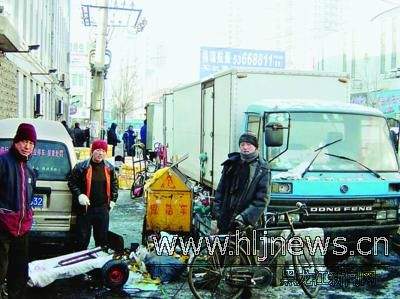 海鲜批发市场门前狂倒污水