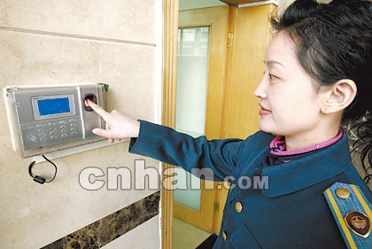 武汉工商局正式用指纹签到代替原来打纸卡签到