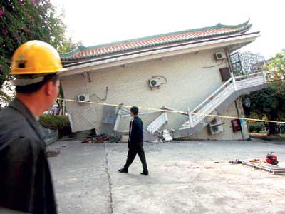广东两层楼房突然下沉 无人员伤亡报告
