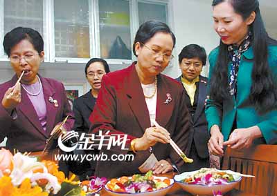 缅甸总理夫人作客市妇联