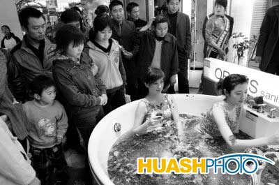 众人沐浴阴蒂刺激(图)美女美女围观图片